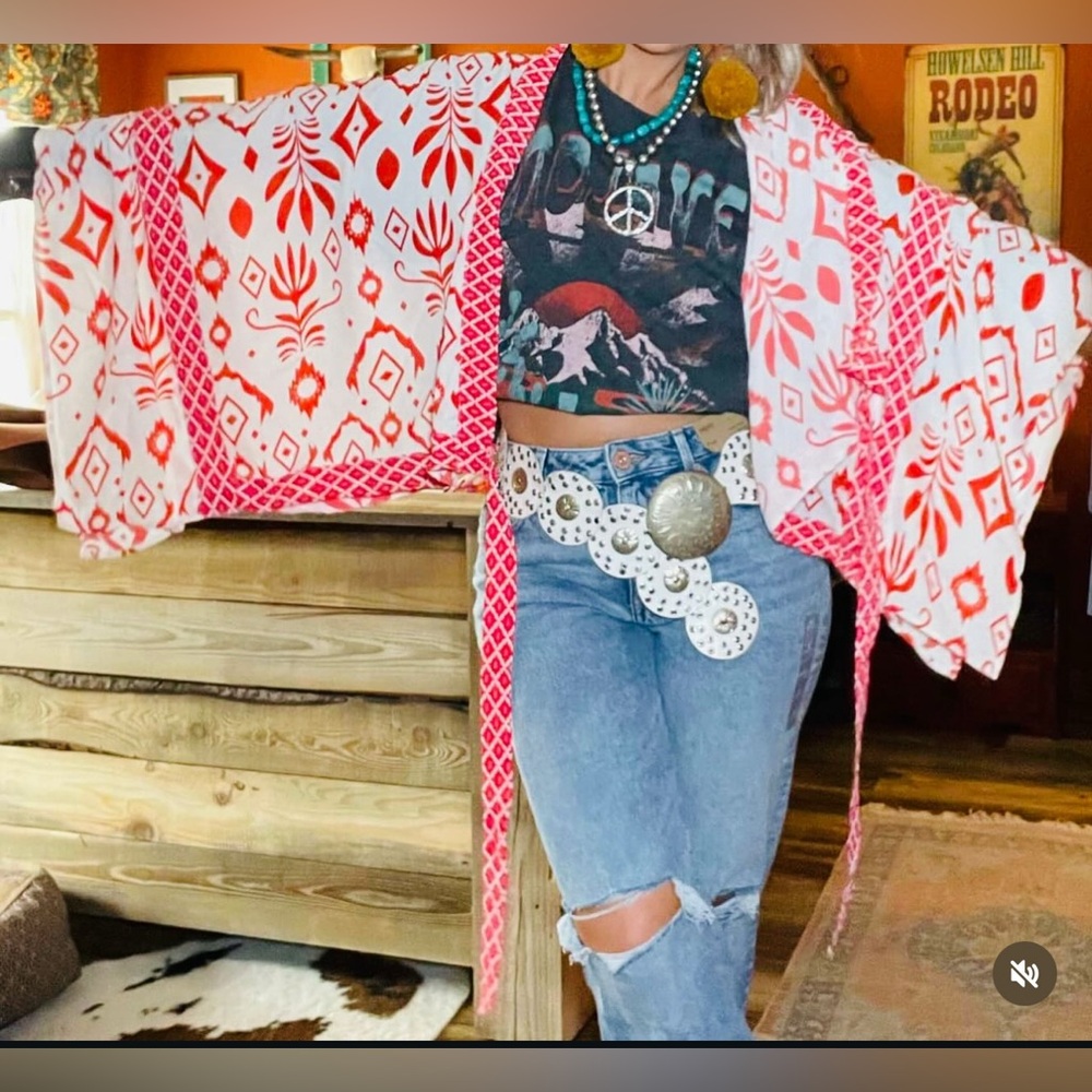 GiGiO USA – Cream, Pink & Red Printed Cropped Kimono Jacket / Wrap